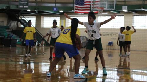  Basketball player defends